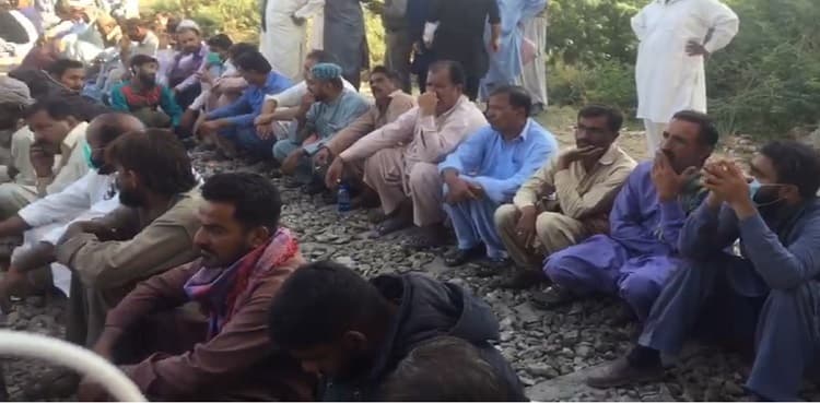 Railway traffic suspended in Karachi as sacked PSM employees block track