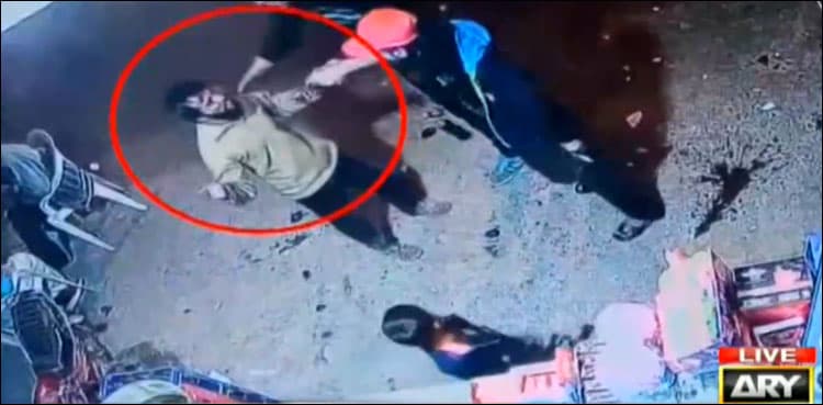 'Paan' vendor thwarts child kidnapping bid in Lahore, video goes viral