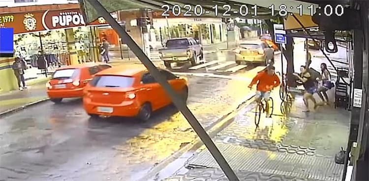 WATCH: 50-year-old mother beats phone snatcher, recovers daughter's phone