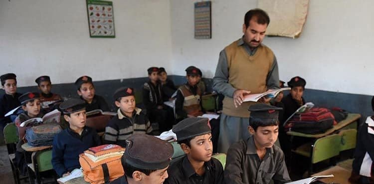 KP govt announces to recruit 25,000 new teachers