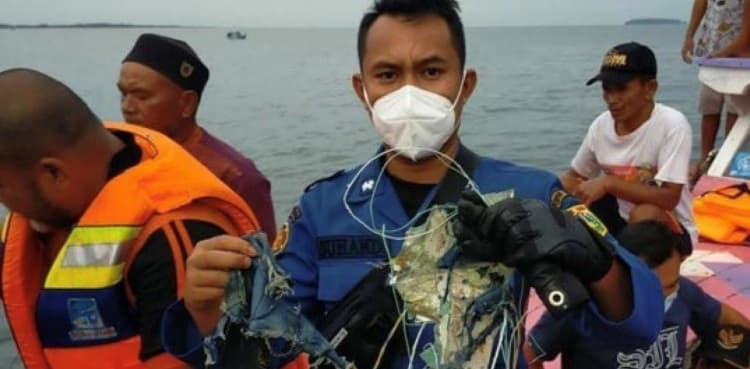 Indonesian plane feared crashed after losing contact