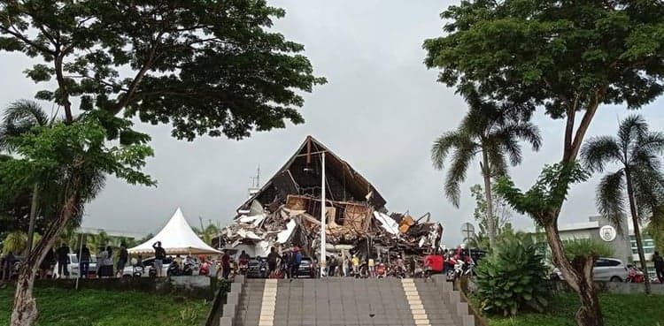 Indonesia quake kills at least 35, injures hundreds
