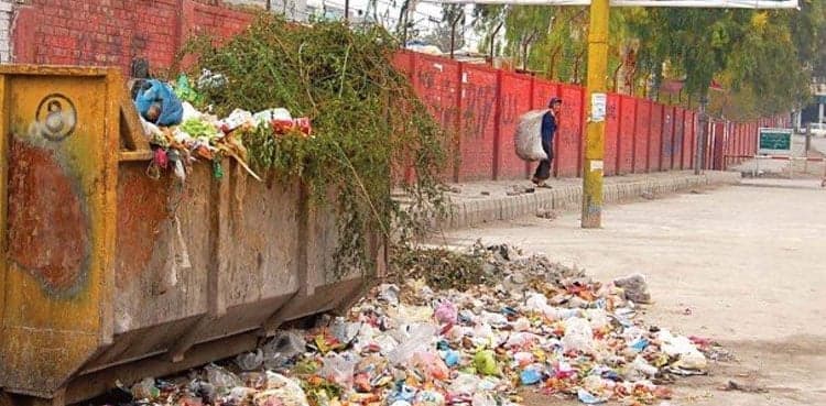 Fight over Garbage: Afghans thrash garbage picking workers in Karachi