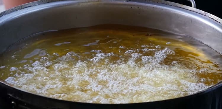 Wife pours hot oil on sleeping husband's face for coming home late