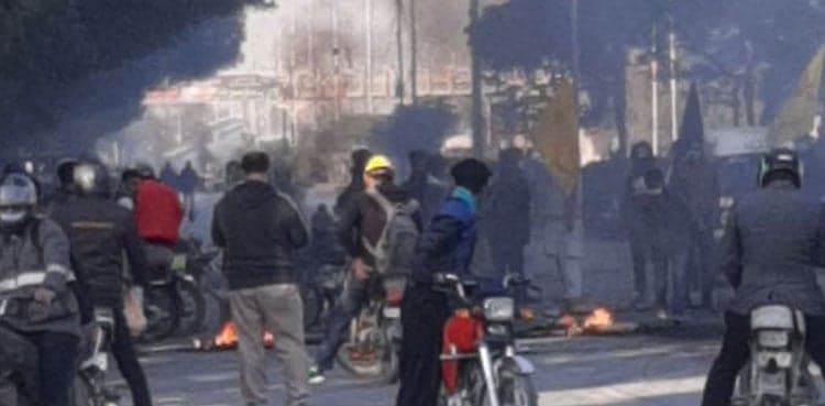 Major Karachi roads blocked as sit-ins against Machh killings go on
