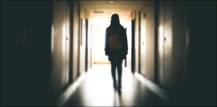 Woman jumps off sixth floor along with minor girl in Karachi