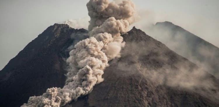 Indonesian volcano erupts, spewing hot ash three kilometres away