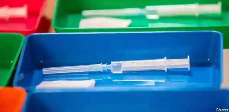 Sindh administers Covid vaccine shots to 7349 frontline workers