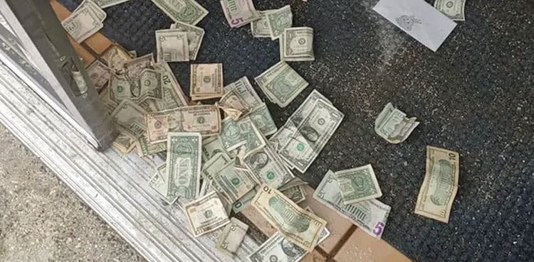 'Thieves' leave cash at store doorstep after taking water bottles
