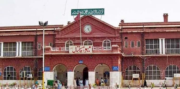 Rainwater leaks into operation theatre of Lahore's Mayo Hospital