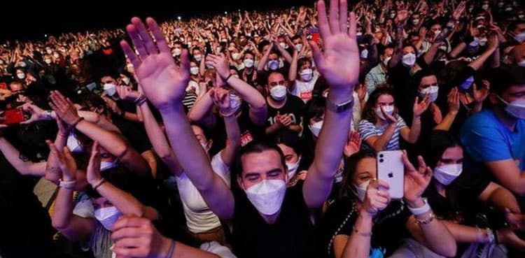 Spectacular: 5,000 pack Barcelona rock concert after COVID tests