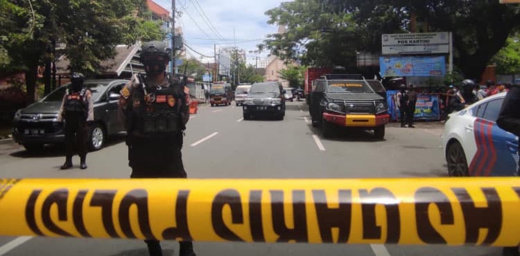 Suspected suicide bombing at Indonesian church wounds 14 people