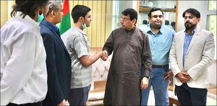 IT minister meets Karachi student who developed WhatsApp-like app
