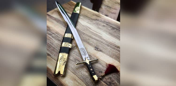 Rawalpinidi men use swords to rob house