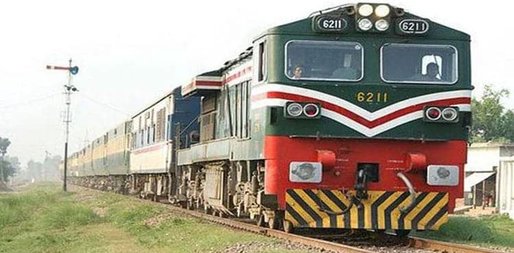 Mirpurkhas bound Mehran Express escapes disaster near Tando Jam