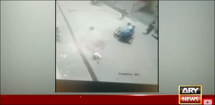 Dacoits open fire on citizens who came out of private bank in Karachi