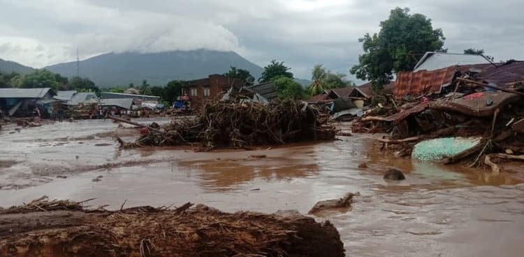 Bangladesh evacuates hundreds of thousands ahead of cyclone