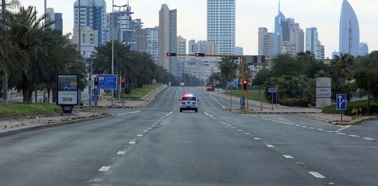 Kuwaiti curfew violator flees after pointing gun at policemen