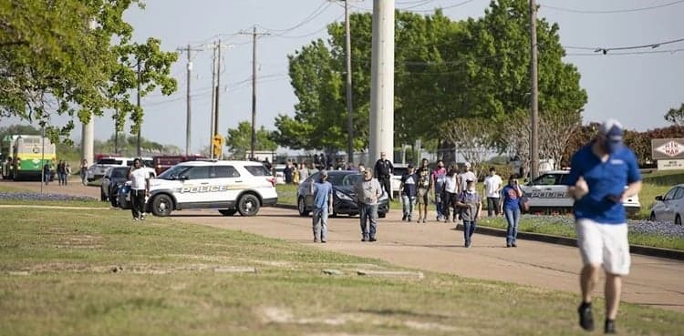 Gunman kills 1, injures 6 in shooting at Texas cabinet business