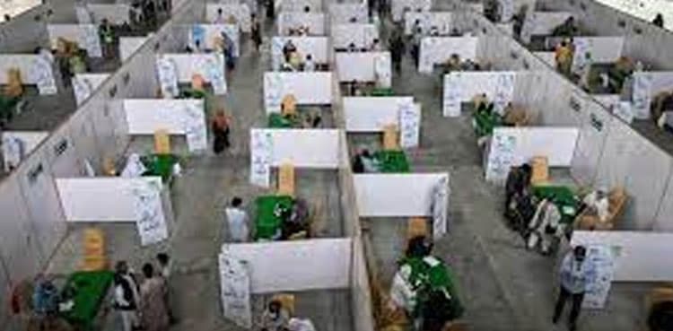 Federal govt decides to lower age bar for walk-in COVID vaccination: sources