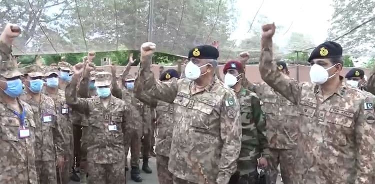 Army chief offers Eid prayers at LoC, lauds soldiers' morale