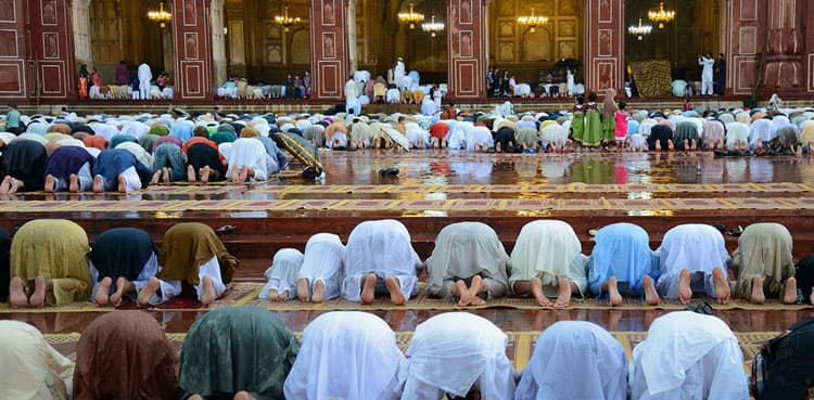 No handshakes or hugs: NCOC issues guidelines for Eid prayers