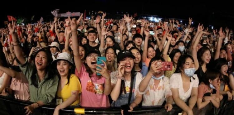 Thousands of revelers attend Wuhan music festival