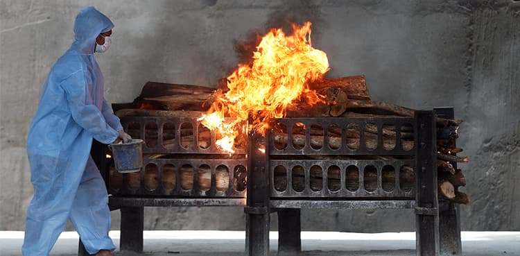 Gangsters wear full protective gear to cremate a man they had murdered