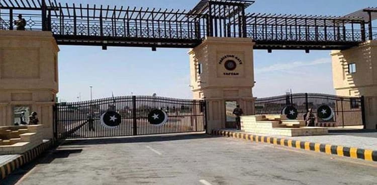 Iran hands over 400 illegal migrants to Pakistani border officials
