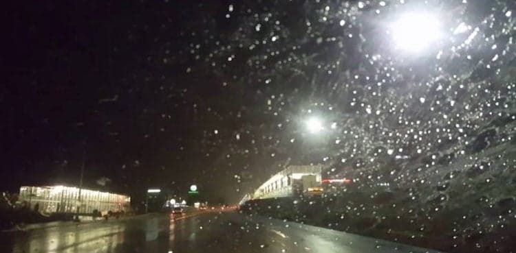 Late night rain lashes parts of Karachi