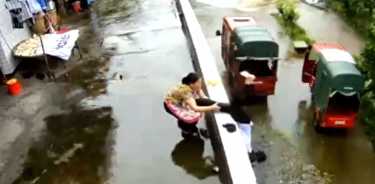 Video: Quick-thinking mother saves daughter from falling off building