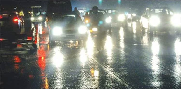 Citizens suffer power outage as Karachi receives downpour