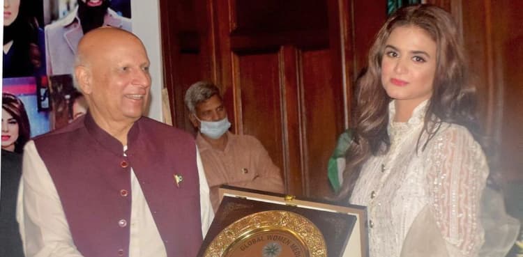 Hira Mani receives Global Women Media Award from Governor Punjab