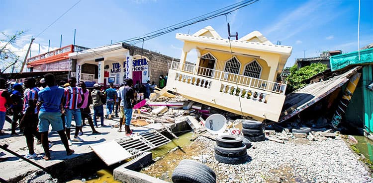 Quake kills hundreds in Haiti, worsening Caribbean nation's plight