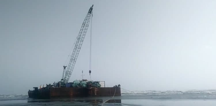 Cargo vessel stranded at Karachi beach dragged 150 ft in deep water