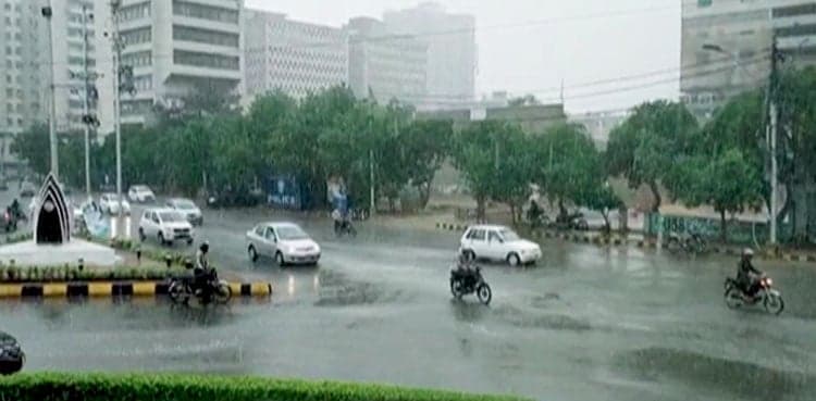 Large parts of Karachi receive lashing rain