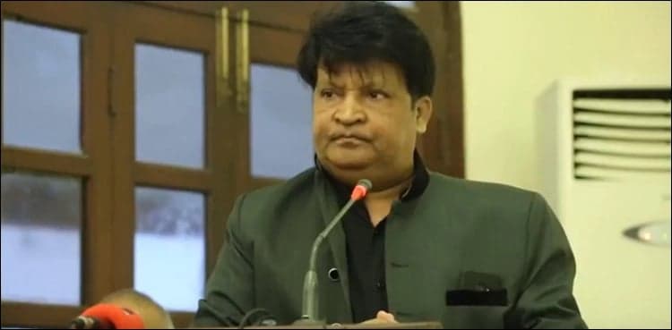 Doctors stops Umer Sharif from travelling for next 24 hours