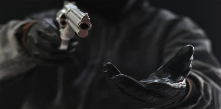 Resisting robbery: One killed, six injured by street criminals in Karachi