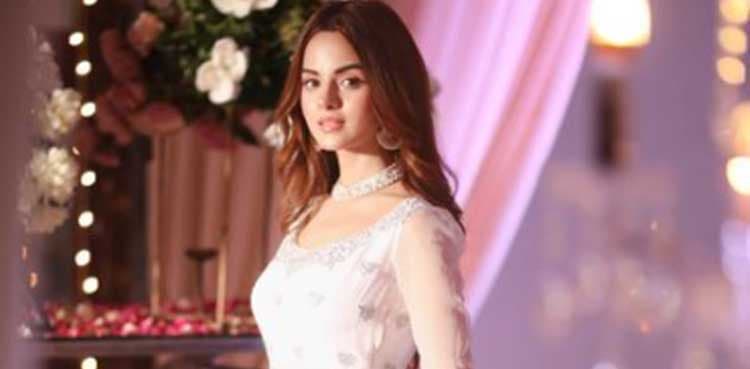 Actor Komal Meer's Instagram pictures go viral