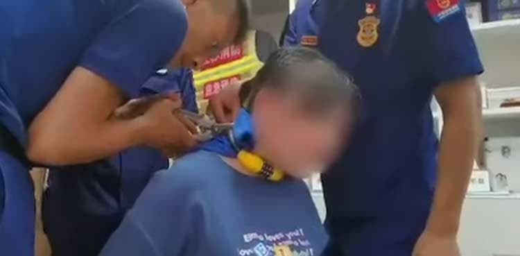 Child mistakenly wraps bicycle lock around mother's neck, video goes viral