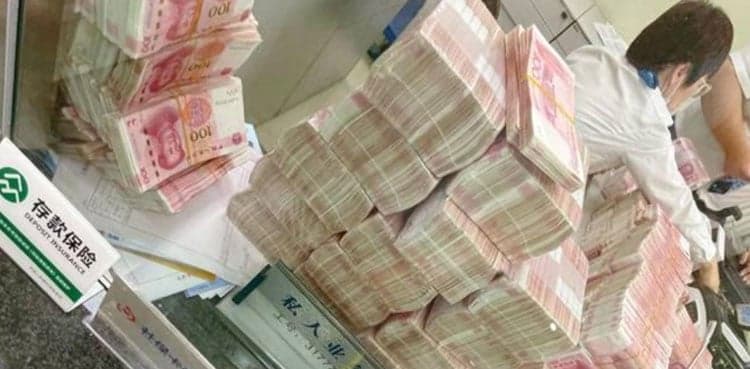 Chinese millionaire makes bank staff count huge cash after row