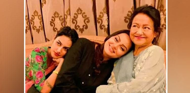 Actors Javeria, Anoushay Abbasi's mother passes away