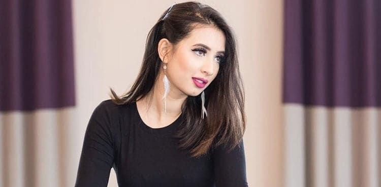 'Twinning': Komal Aziz looks dashing in new pictures