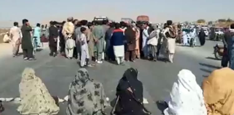 Mastung women block highway to protest low gas pressure