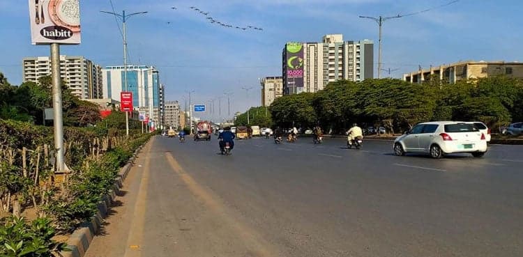 One killed in rollover crash on Karachi's Shahrah-e-Faisal