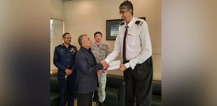 Pakistan's tallest man Naseer Soomro promoted in PIA