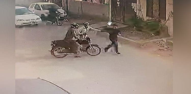 VIDEO: Karachi man robbed after withdrawing cash from bank