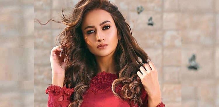 Zarnish Khan's pictures, videos take the internet by storm