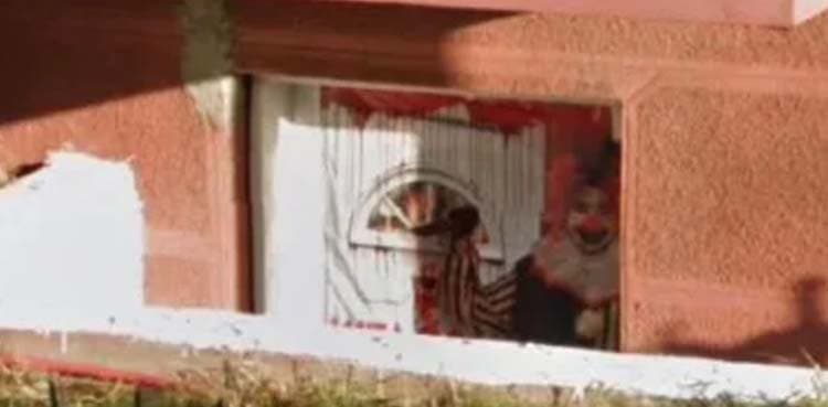 Google Maps: Knife-weilding clown spotted next to blood-soaked door