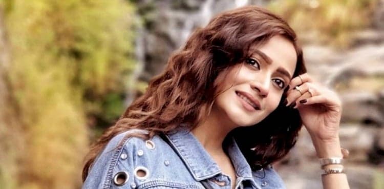Zarnish Khan mocks Faryal Mehmood, Alizeh Shah and more!